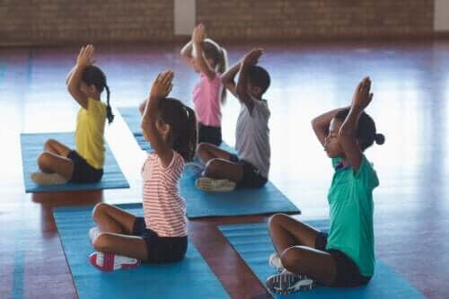 Fördelarna med yoga i klassrummet