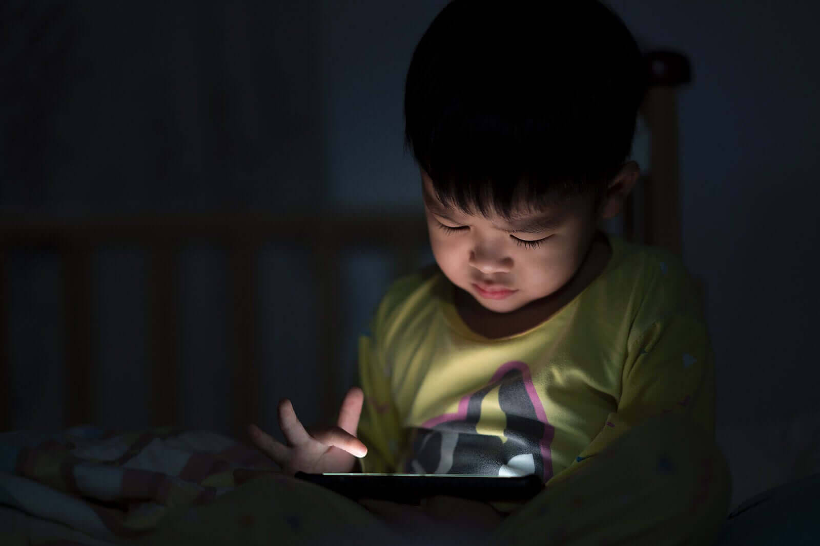 digital frånkoppling: barn med iPad i mörker