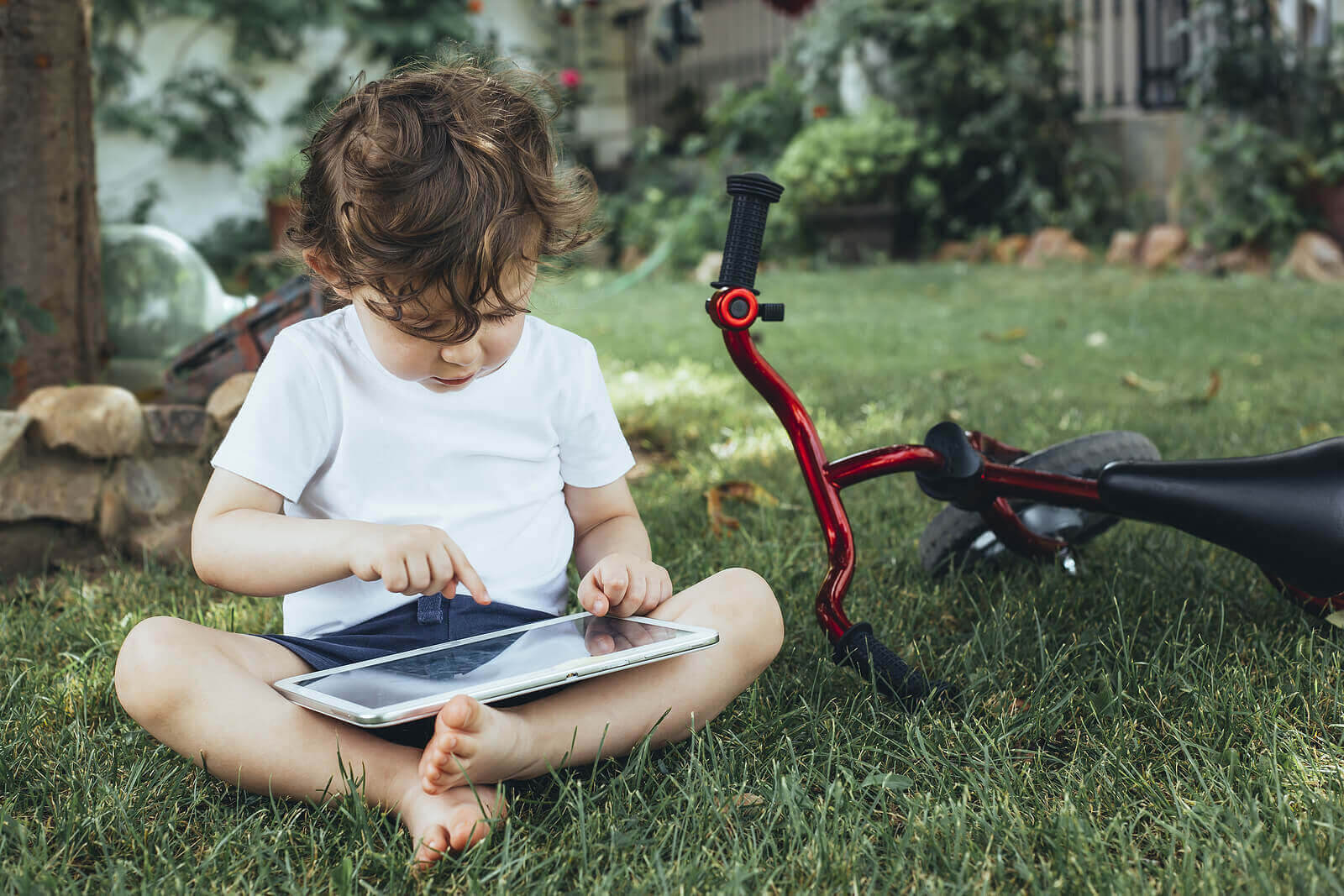Digital infödingar: litet barn med surfplatta