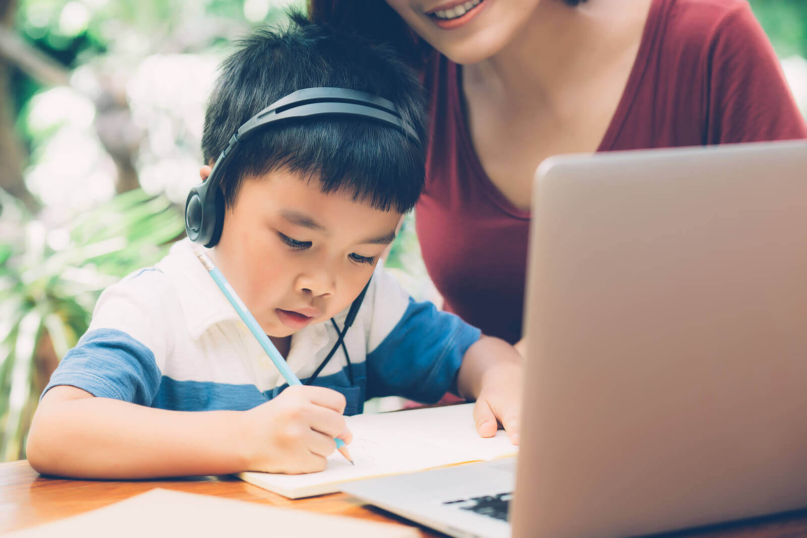 förbättra skriftspråket: barn jobbar vid dator