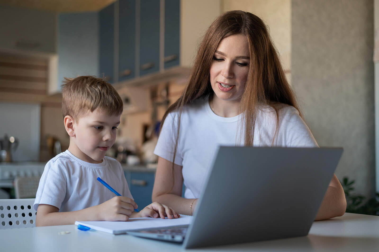 använda dikteringar: mamma och son framför dator