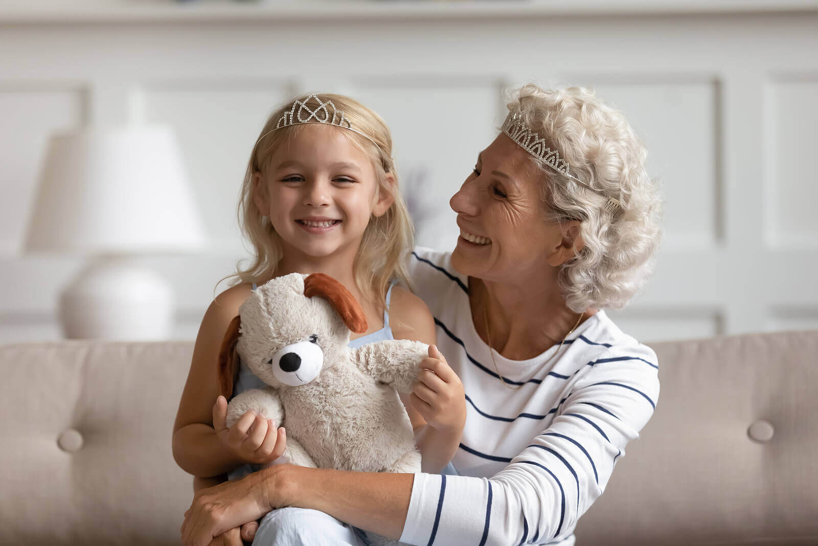 godkännande från andra: mormor och barn är uppklädda