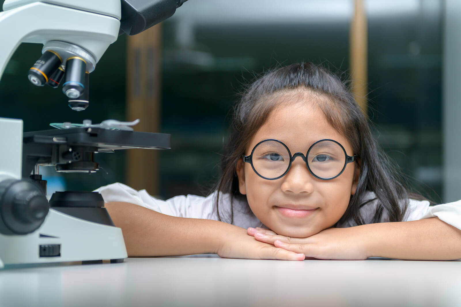 vetenskapligt tänkande hos barn: flicka vid mikroskop