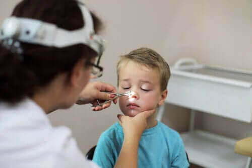 läkare undersöker ett barn för dermoidcystor