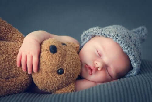sover bebisar under de första tre månaderna: baby med nalle