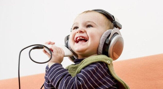få ditt barn att skratta: baby med hörlurar