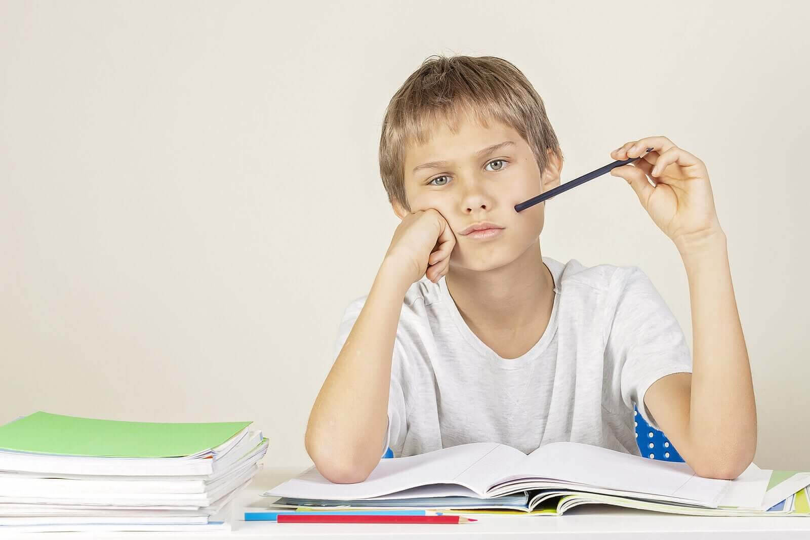 barn får dåliga betyg: pojke gör läxor