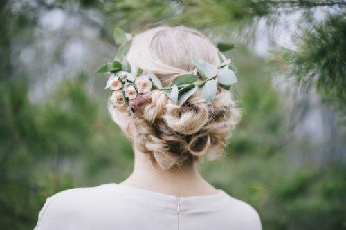 Brud med blommor i håret.