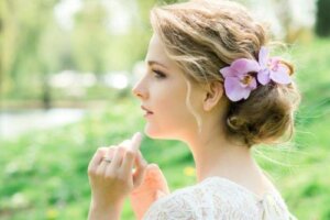 Håraccessoarer för brudar: Romantiska med blommor