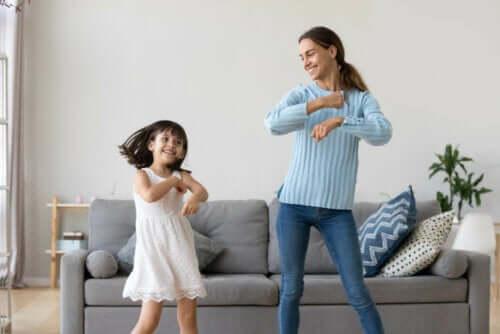 lugna barn utan att använda en surfplatta: mamma och barn dansar