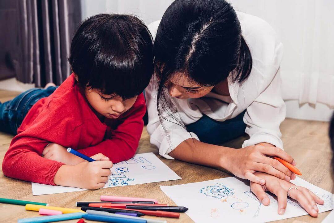 grafiskt uttryck: barn ritar och vuxen tittar på