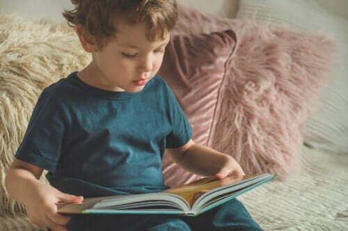 10 sätt att uppmuntra barn att läsa och skriva