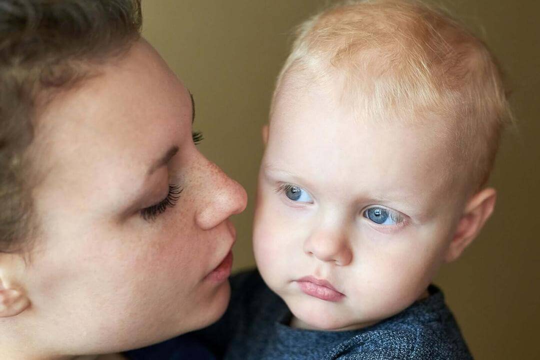 lögner som du aldrig ska berätta för dina barn: mamma med baby