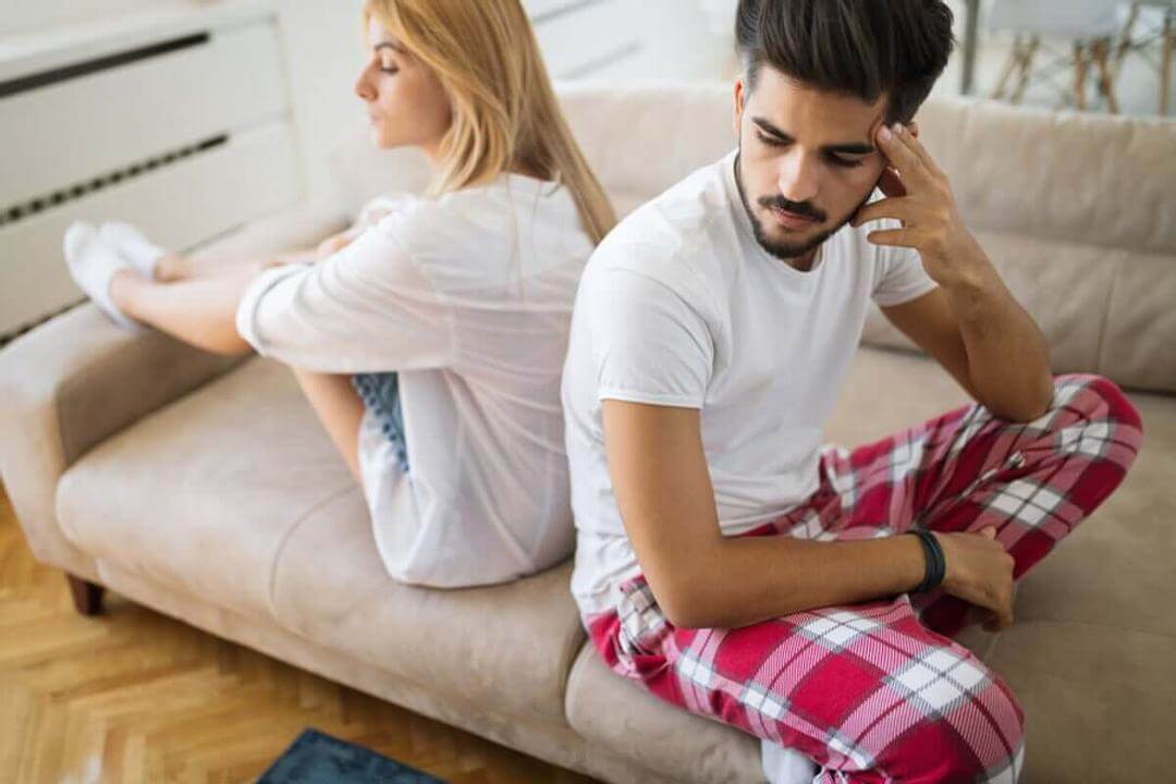 sexuella lust: man och kvinna med ryggarna mot varandra