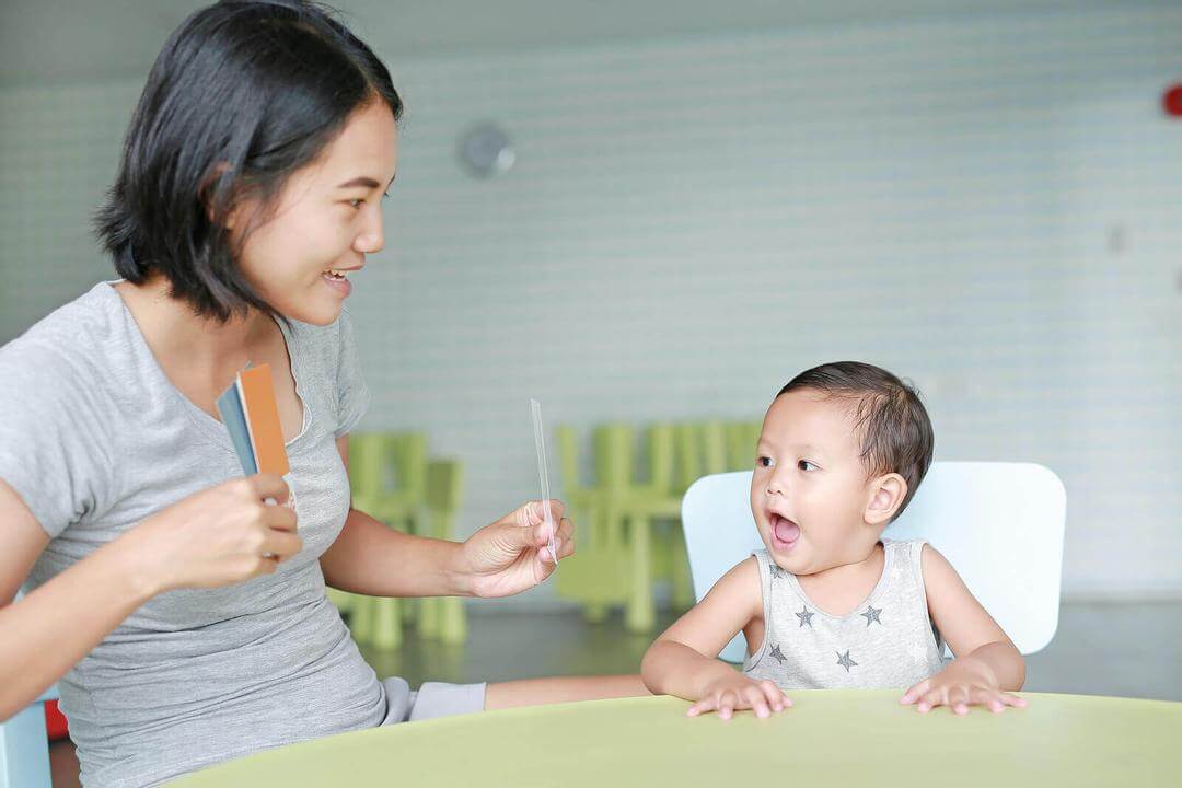 felfritt lärande: mamma och baby vid bord