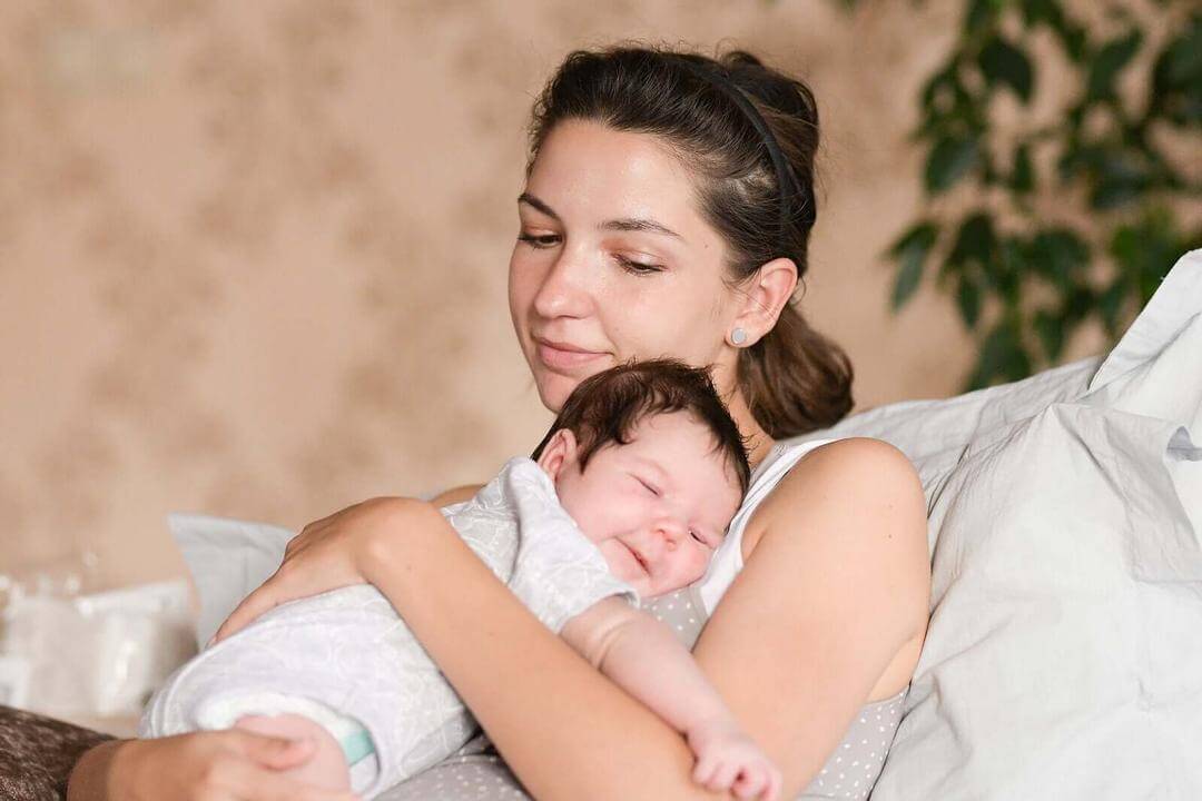 skapa ett band med din baby: mamma håller baby i famnen