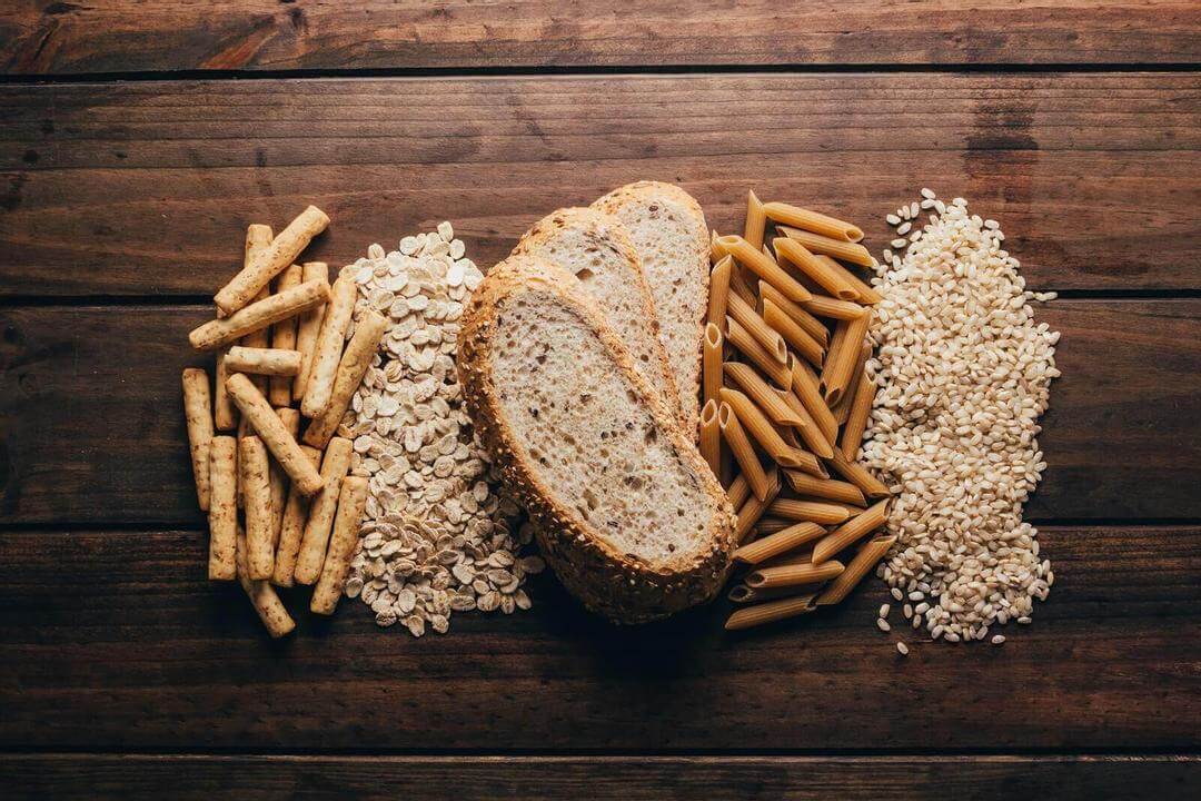 äta fullkorn: bröd och fullkornsris