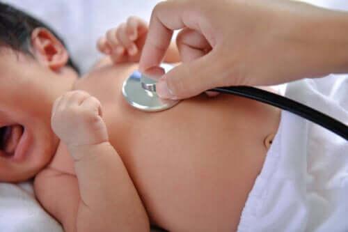 matsmältningsproblem hos för tidigt födda barn: läkare undersöker bebis