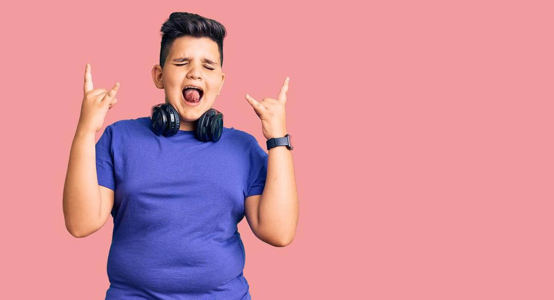 Uppstudsiga barn: tonåring gör gest