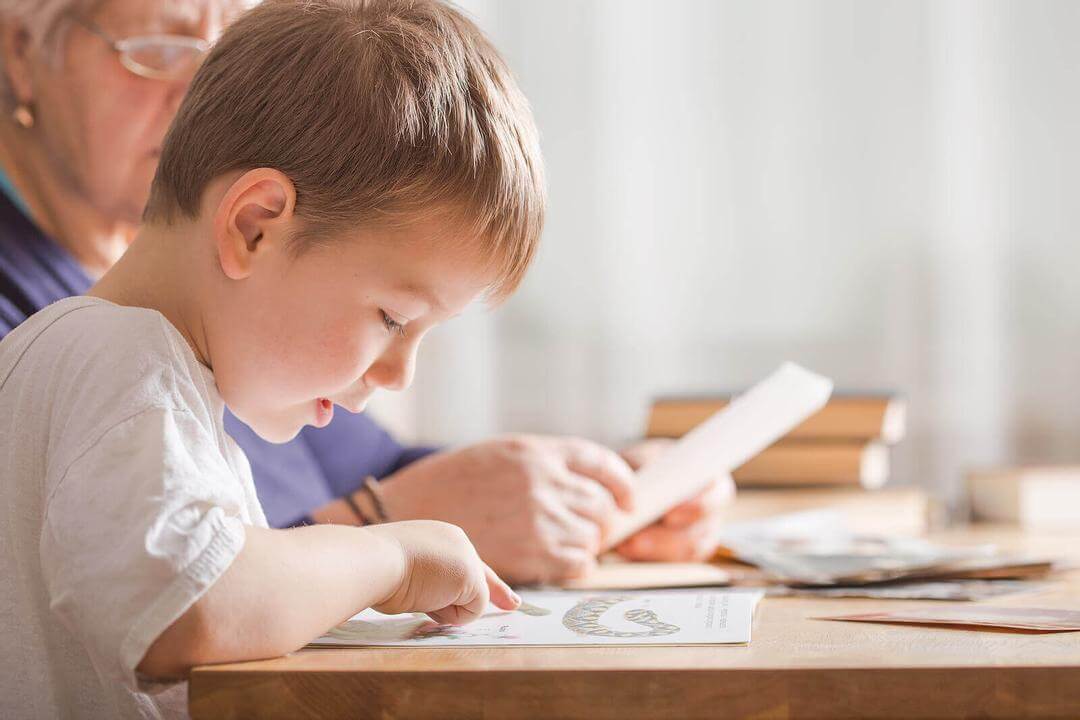 metoder för att lära barn läsa och skriva: pojke läser