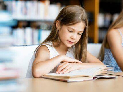 metoder för att lära barn läsa och skriva: flicka med bok