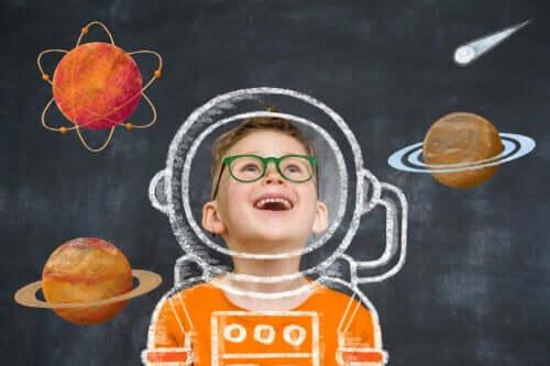 språklig kreativitet: pojke utklädd till astronaut