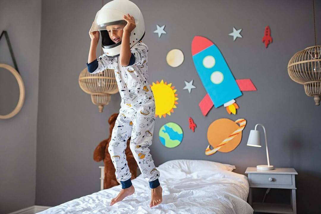 språklig kreativitet: pojke utklädd till astronaut