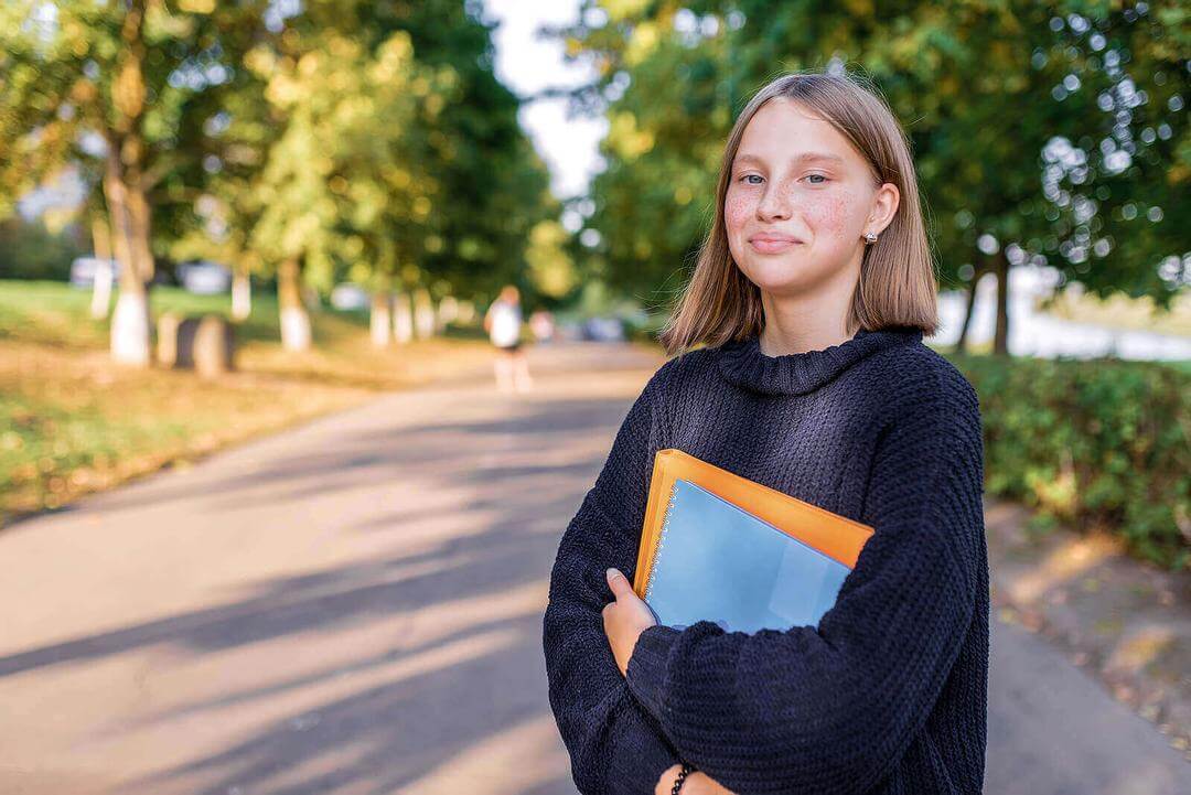 välja en karriärväg: tonåring med skolböcker