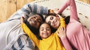 Betydelsen av fysisk kontakt för barn under uppväxten