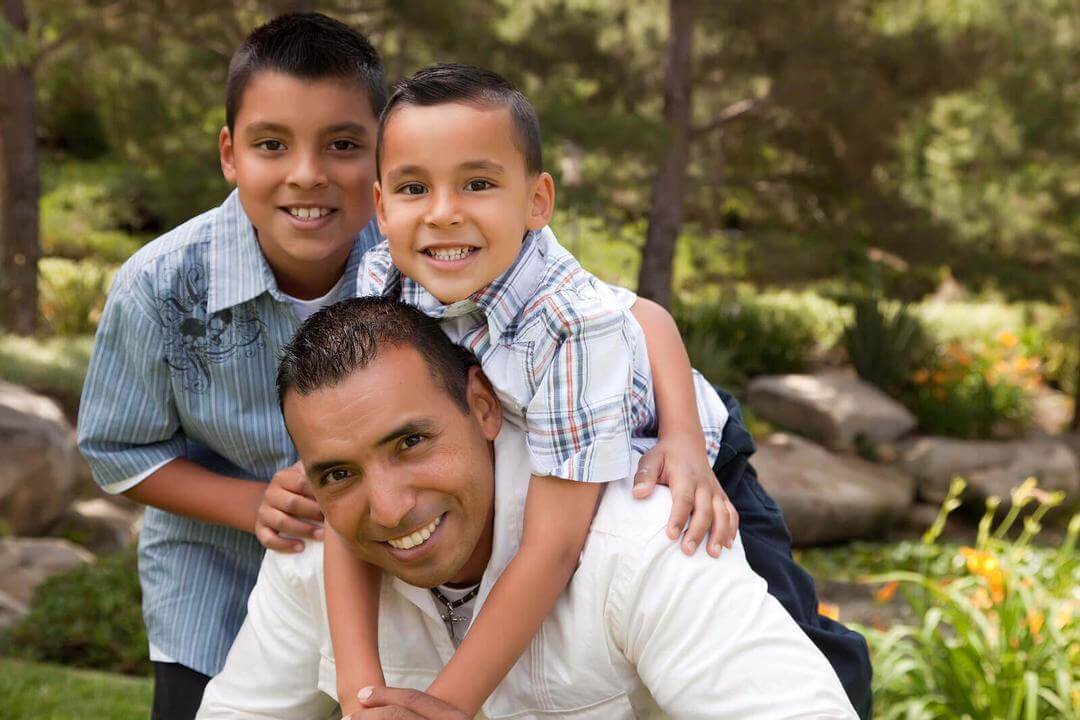 fysisk kontakt för barn: pappa med två söner