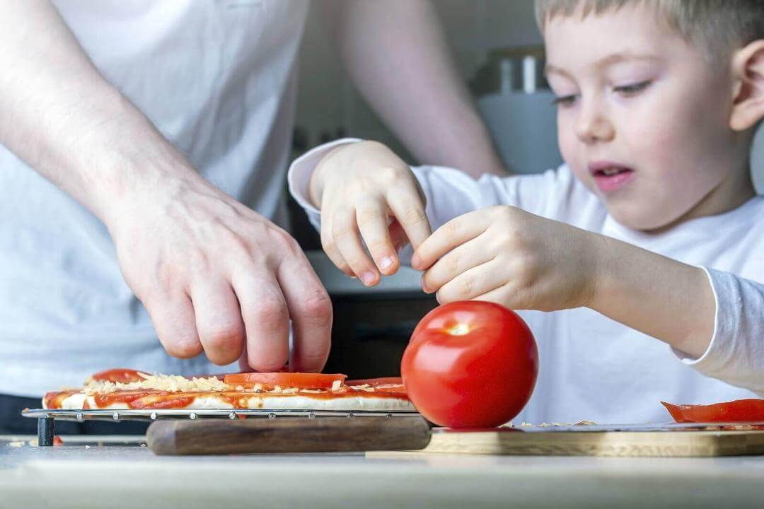 matlagningsaktiviteter för barn: förälder och barn lagar pizza