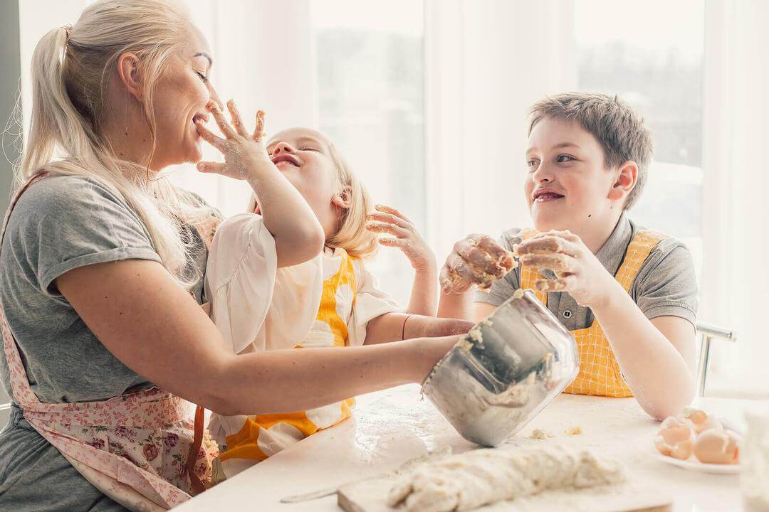 matlagningsaktiviteter för barn: mamma och barn skojar i köket