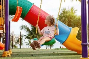 Mitt barn föredrar att leka ensam: Behöver jag vara orolig?