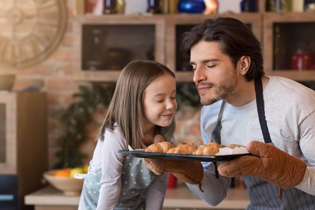 doften av barndomsminnen: pappa och barn luktar på bakverk