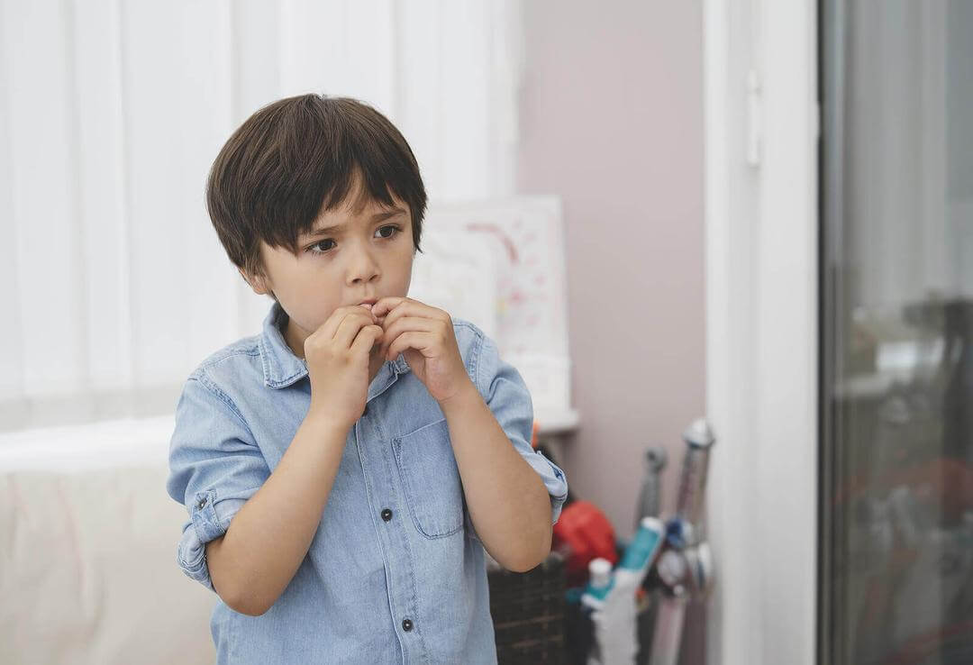 impulsivt beteende hos barn: pojke stoppar något i munnen