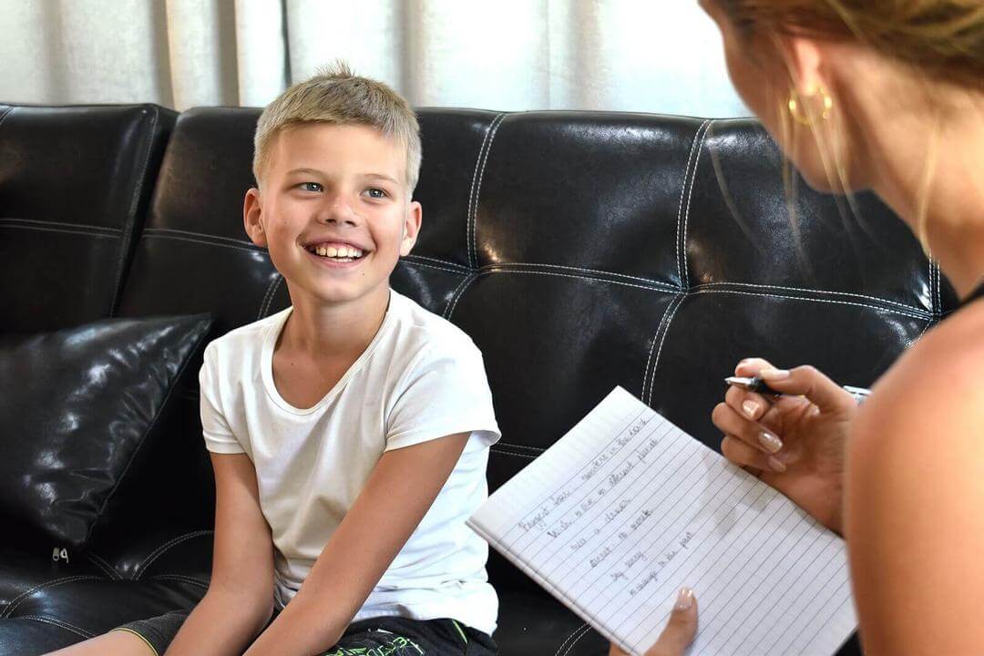 emotionell terapi för pojke