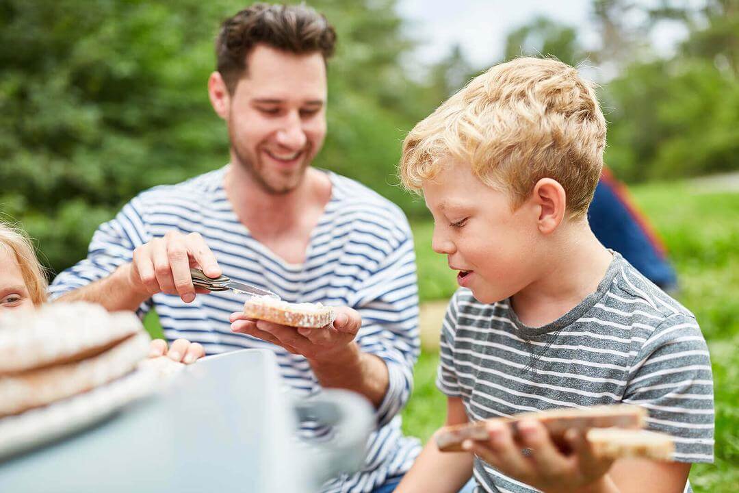 pappa och barn på picknick