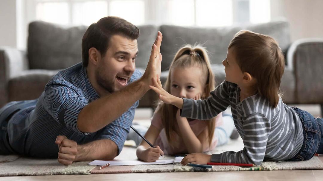 ge dina barn alternativ: pappa leker med barn på golv