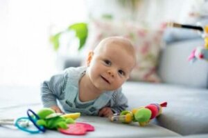 Den tidiga stimuleringen av för tidigt födda barn
