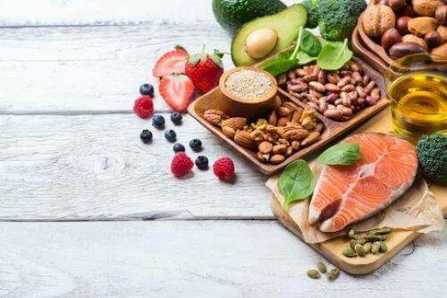 Nyttig mat upplagd på ett fat.