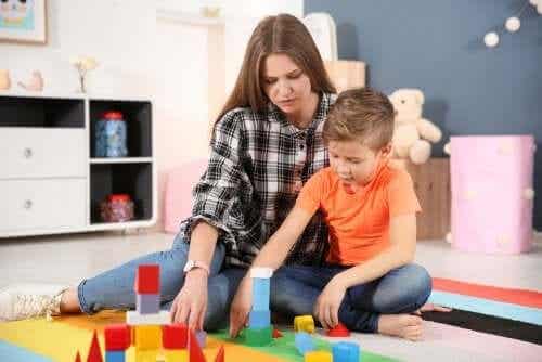 Ett barn med autism bygger med klossar.