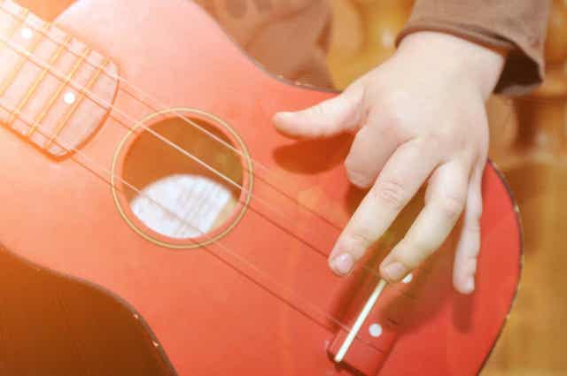 Barn spelar gitarr