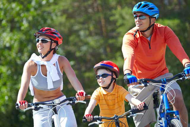 Familj är ute och cyklar tillsammans.