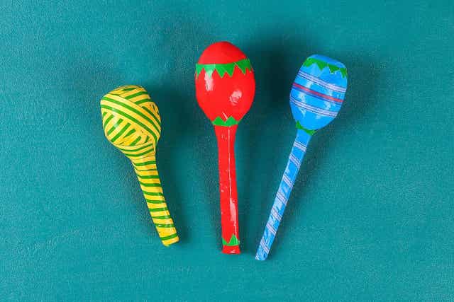 Hemmagjorda maracas av toalettpappersrullar.