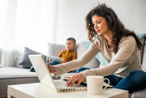 mamma och barn med digitala enheter