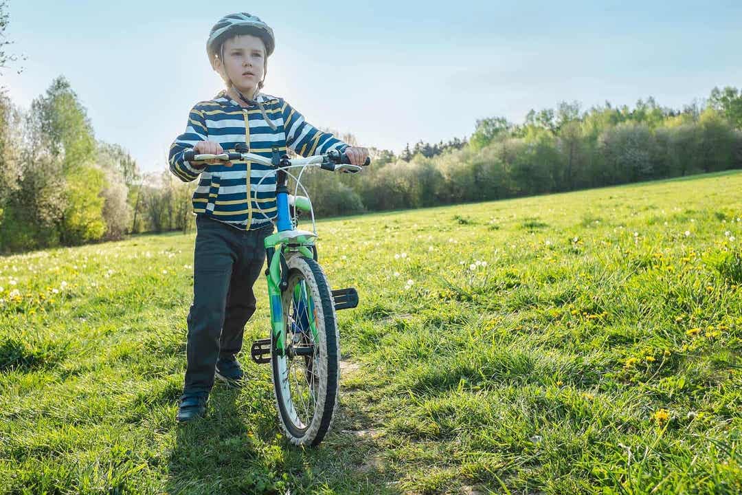 Barn med astma håller i cykel