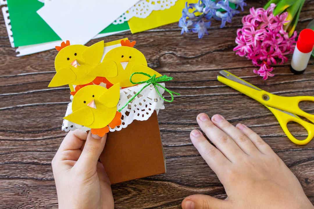 djurpyssel för barn med påskkycklingar