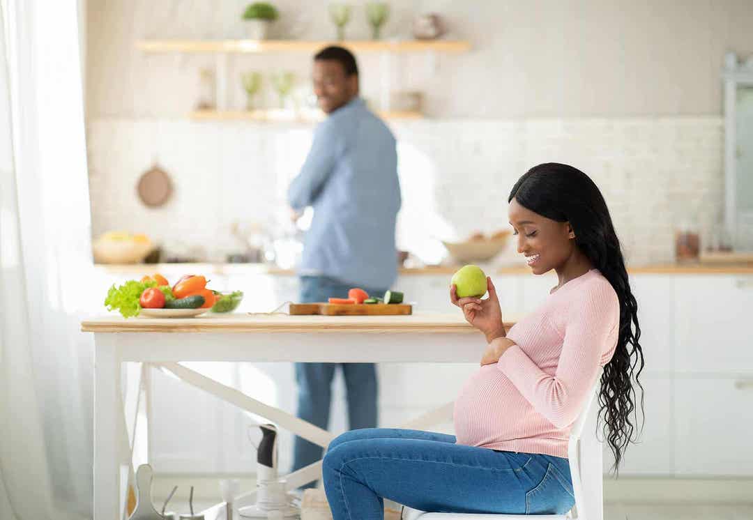 vitamin K under graviditeten: gravid kvinna med äpple