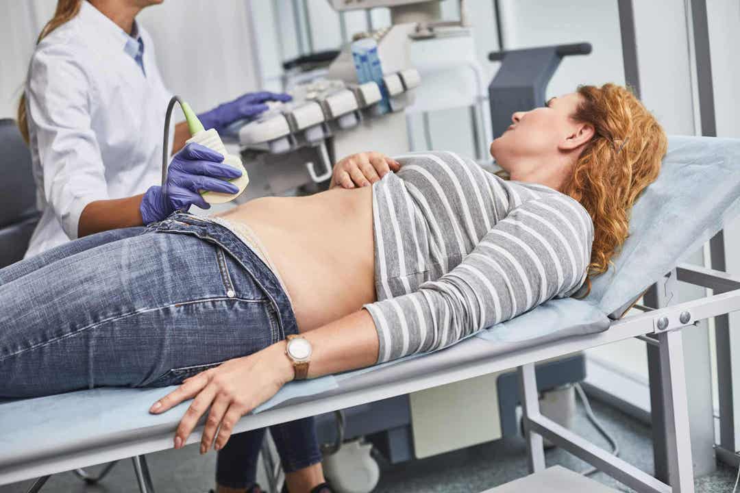 sällsynta sjukdomar under graviditeten: gravid kvinna får ultraljudsundersökning