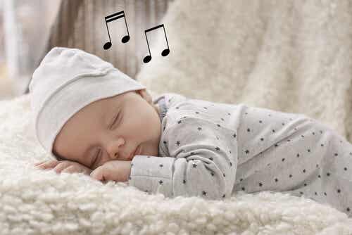 baby sover med noter ovanför